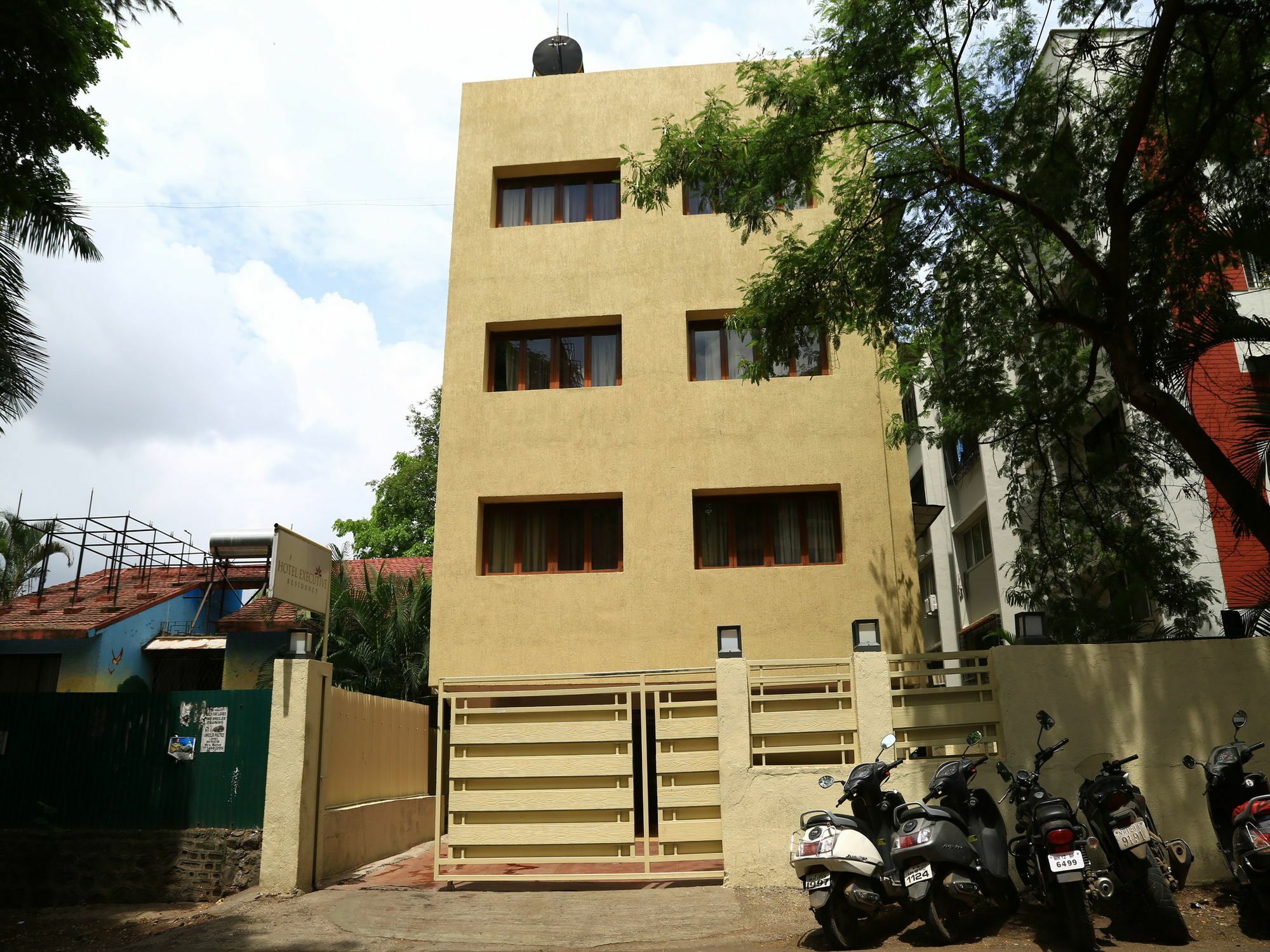 Oyo 13771 Executive Residency Hotel Pune Bagian luar foto